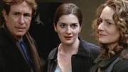 Ermittlungen ergeben, dass Trevor (John Shea) und Maureen (Melissa Leo, r.) Pleite sind. Haben sie aus Geldgier die reichen Adoptiveltern ihrer Tochter Rachel (Gaby Hoffman) ermordet?