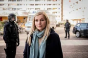 Judith (Nadja Uhl) kommt zu den Achmedows. Die Durchsuchung läuft.