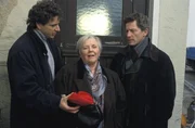 Kriminalhauptkommissare Franz Leitmayr (Udo Wachtveitl, links) und Ivo Batic (Miroslav Nemec) mit Anna Bürgl (Ruth Drexel).