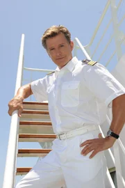 Nick Wilder als Schiffsarzt Dr. Wolf Sander.