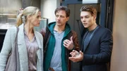 Karin Noske (Jessica Ginkel) beschuldigt Jan (Gerrit Klein, r.), an der Schule mit Drogen zu dealen und will seine Tabledancebar durchsuchen, doch Stefan Vollmer (Hendrik Duryn) hält sie auf.