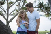 Ondina (Isabel Durant) freut sich sehr über das Geschenk von Erik (Alex Cubis).
