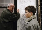 Milan Christ (Yoshij Grimm, r.), der ältere Bruder des ermordeten Jakob, hält den verdächtigen Nachbarn Wim Dudler (Christian Grashof, l.) für den Schuldigen.