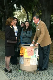 Lorelai (Lauren Graham, 2.v.l.) und Rory (Alexis Bledel, 2.v.r.) sind alles andere als begeistert, als Richard (Edward Herrmann, r.) und Emily (Kelly Bishop, l.) ihnen offenbaren, dass sie nicht nur eine Besichtigung der Yale Universität geplant haben ...