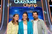 Moderatorin Esther Sedlaczek (M.) mit den Kandidaten des Teams "TVPAAR": Jessica Ginkel (l.) und Daniel Fehlow (r.)