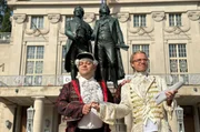 Die Reporter Lars Wohlfarth (li.) und André Plaul (re.) schlüpfen in die historischen Rollen von Goethe und Schiller, um auf charmant-spielerische Weise herauszufinden: Was ist von uns geblieben? Und was macht Weimar heute aus?