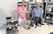 Sind teure Espressomaschinen wirklich besser als günstigere Modelle? Laborleiter Swen Richert checkt zusammen mit Reporterin Hendrike Brenninkmeyer Siebträger auf ihre Leistung.