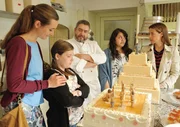 Michelle (Alissa Jung, li.) und Lilli (Antonie Lawrenz, 2. v. li.) lassen sich von Konditor Fritz (Alexander H&ouml;rbe), Meral (Sara Fazilat) und Rosa (Alexandra Neldel) die Hochzeitstorte zeigen