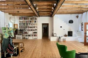 Unten der modernisierte Wohnstall - oben der offene Dachraum mit Schlafgalerien.