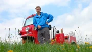 Für seine neue Expedition geht Michael Kessler buchstäblich an die Grenze. Rund 1.400 Kilometer legt der Comedian im Tuk Tuk zurück. Mit dem ostasiatischen Dreirad fährt er von Bayern bis an die Ostsee, immer entlang des ehemaligen deutsch-deutschen Grenzstreifens.