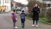 Im Leben der sechsjährigen Zwillinge Jaylin und Jaydin steht im Sommer eine große Veränderung an, denn ab dann werden die beiden Schulkinder sein. Vorab gibt es aber einen Schnuppertag, zu dem Mama Janine ihren Nachwuchs natürlich begleitet.