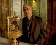 Don Jaime hält einen goldenen Kelch.