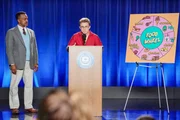 Mr. Glascott (Tim Meadows, l.) und Adam Goldberg (Sean Giambrone)