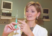MDR Fernsehen IN ALLER FREUNDSCHAFT FOLGE 38, "Das Damoklesschwert", am Mittwoch (07.03.12) um 12:30 Uhr. Schwester Ivonne (Maren Gilzer) weiß sich gegen aufsässige Patienten zu wehren.