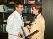 MDR Fernsehen IN ALLER FREUNDSCHAFT FOLGE 32, "In letzter Minute", am Freitag (24.02.12) um 12:30 Uhr. Sarah Marquart (Alexa Maria Surholl) ist auf Bitten von Prof Simoni als Verwaltungschefin in die "Sachsenklinik" zurückgekehrt. Sofort gerät sie in einer Versicherungssache mit Dr. Thomas Straub (Gunter Schoß) aneinander. Er hat eine Unterschrift geleistet, obwohl er nicht zeichnungsberechtigt war.