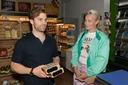 Julian (Onno Buß) bedauert den befangenen Umgang mit Maren (Eva Mona Rodekirchen).