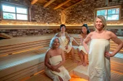 Hitzewallungen, Stimmungsschwankungen, Schlafstörungen – die Wechseljahre sind in der öffentlichen Wahrnehmung immer noch ein Tabuthema. Die neue dreiteilige Dokuserie "Die Frauensauna – Verdammte Wechseljahre!" des Rundfunk Berlin-Brandenburg (rbb) begleitet vier Frauen über mehrere Monate in ihrem Alltag und bei intensiven, tabulosen Gesprächen in der Sauna. - V.l.n.r.: Bettina, Heike, Jacqueline und Nicole sprechen in der Sauna über ihre Wechseljahre.