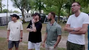 Vier Kollegen eines Kreuzfahrtschiffes machen ihre erste Campingerfahrung in Italien.