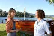 Julia Demmler (Wendy Güntensperger, r.) fragt Katrin Ritter (Katrin Röver, l.), in welchem Verhältnis deren Mann zu der ermordeten Schülerin stand.