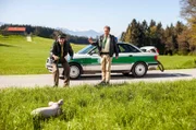 Staller (Helmfried von Lüttichau, links mit Christian Tramitz, rechts) versucht den tierischen Ausreisser einzufangen.