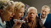 Versammelt am Telefon: Lilka (Eleanor Reissa, li.), Mimi (Sunnyi Melles, 2. v. li.), Jackie (Mark Ivanir, re.), und Symcha (Mike Burstyn, 2. v. re.).; hr-fernsehen DIE ZWEIFLERS (3), Fernsehserie, Deutschland 2024, am Samstag (12.10.24) um 20:15 Uhr. Versammelt am Telefon: Lilka (Eleanor Reissa, li.), Mimi (Sunnyi Melles, 2. v. li.), Jackie (Mark Ivanir, re.), und Symcha (Mike Burstyn, 2. v. re.). © HR/Degeto/Turbokultur/Phillip Kaminiak, honorarfrei - Verwendung gemäß der AGB im engen inhaltlichen, redaktionellen Zusammenhang mit genannter HR-Sendung bei Nennung "Bild: HR/Degeto/Turbokultur/Phillip Kaminiak" (S2+). HR/Pressestelle, Tel: 069/155-4954