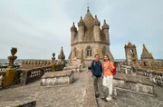 Moderatorin Tamina Kallert (r.) mit Andre Birken auf der Kathedrale von Évora.
