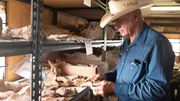 Mike sieht sich seine Knochensammlung an.