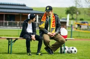 Riedl (Paul Sedlmeir, r.) soll auf den Rucksackdieb Maxi (Jonas Wittmann, l.) aufpassen.