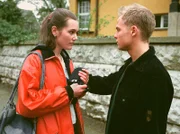 MDR Fernsehen IN ALLER FREUNDSCHAFT, FOLGE 36, "Neubeginn", am Freitag (02.03.12) um 12:30 Uhr. Sebastian Maier (Matthias Koeberlin) setzt seine Pläne, nach Amerika zu seiner Mutter zu gehen, in die Tat um. Traurig verabschiedet sich Alina Heilmann (Alissa Jung) von ihrer ersten großen Liebe.
