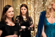 Die TV- Produzentin Karin Bellhorn (Maria Kulle, links) und die Darstellerinnen Hannah Persson (Malin Buska) Mitte) haben ein ganz unterschiedliches Verhältnis zu der erfolgreichen Moderatorin Michelle Carlsson (Josephine Bornebusch).
