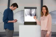 Wächst uns bei intensiver Handynutzung ein Horn im Nacken? Anja Reschke (r.) und Adrian Pflug (l.) schauen sich dieses Phänomen einmal etwas genauer an und erklären, was dahinter steckt - bei „Wissen vor acht - Zukunft“.
