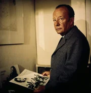 12. Für Kommissar Keller (Erik Ode) ist es anfangs unerklärlich, wieso Beatplatten in einem Haus gespielt werden, in dem man üblicherweise eher Wagner oder Brahms auflegen würde.