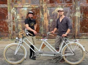 Über 1000 Kilometer Brandenburg mit dem Fahrrad – "Rad auf Achse" ist unterwegs auf dem längsten Radfernweg Deutschlands, der "Tour Brandenburg". Es gibt Begegnungen mit Menschen am Wegesrand und Eindrücke aus dem Land Brandenburg in seiner Pracht und Vielfalt. Folge 1 radelt vom Havelland durch die Uckermark, das Oderbruch bis zum Tor der Lausitz. - Florian Zucknick und Matthias Neubert unterwegs mit einem dem Hochzeitstandem.