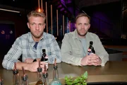Paul (Niklas Osterloh, l.) und Erik (Patrick Heinrich) tut es leid, was Tobias durchmachen muss.
