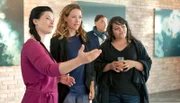 Amelie (Anna Fischer, li.) zeigt Rosa (Alexandra Neldel) und Meral (Sara Fazilat, re.) auf ihrer Ausstellungseröffnung ihre Bilder.