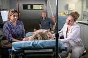 Vera (Rebecca Immanuel, li.), Chris (Simon Schwarz, Mitte) und Dr. Julia Hamacher (Anja Schneider) sorgen sich um Fritz (Dennis Hofmeister) nach seinem Schwächeanfall.