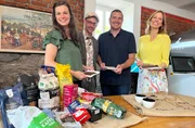 Ines (l.) und David (z.v.r.) wollen den perfekten Kaffee! Auf was es dafür schon bei der Bohne ankommt, finden sie zusammen mit Reporterin Hendrike Brenninkmeyer (r.) und Barista Thorsten Heizmann (z.v.l.) heraus!