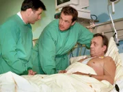 MDR Fernsehen IN ALLER FREUNDSCHAFT FOLGE 32, "In letzter Minute", am Freitag (24.02.12) um 12:30 Uhr. Dr. Roland Heilmann (Thomas Rühmann, li.) und Dr. Achim Kreutzer (Joachim Kretzer, Mitte) untersuchen Prof. Simoni (Dieter Bellmann) nach seiner Bypassoperation. Alle drei sind zufrieden. Simoni dankt seinem Ärzteteam für die sehr gute Leistung.