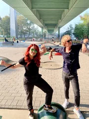 Tahnee und Pierre M. Krause spielen Minigolf unter der Kölner Zoobrücke.