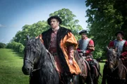 König Henry VIII. (Damian Lewis, li.) fühlt sich zutiefst gedemütigt, als die zahlreichen Affären seiner Ehefrau öffentlich werden.