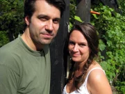 Zwischen Silke und Atanas knistert es wieder. Ihr Papa hat ein Problem: Die Teichfolie ist kaputt. Und wenn Papa ruft, muss Atanas natürlich helfen.