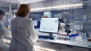 Auch im Labor ist Glas sehr wichtig. Man kann damit Chemikalien über die Flamme eines Bunsenbrenners halten.
