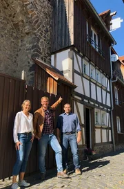 Tobi Kämmerer (Mitte) vor dem Schwibbogenhaus von Franziska und Georg Dier in Butzbach.