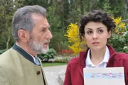Joseph (Klaus Münster, l.); Pauline (Liza Tzschirner, r.)