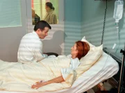 Oberarzt Dr. Roland Heilmann (Thomas Rühmann) besucht seine Frau Pia (Hendrikje Fitz) nach ihrer Brustoperation. Dank der guten Leistungen seiner Kollegen konnte Pias Brust erhalten werden.