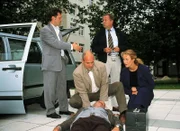 Am Tatort: Kommissar Bongartz (Max Gertsch, l.), der Gerichtsmediziner (Klaus Schindler, 2.v.l.), Kommissar Kehler (Wolfgang Bathke) und Staatsanwältin Glaser (Britta Schmeling).