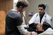 Die Krankenpflegerin Louisa (Coral Peña, liegend) hat starke Schmerzen. Die neue Effizienzberaterin des Krankenhauses will ihre Behandlung verhindern. Können Conrad (Matt Czuchry, l.) und Devon (Manish Dayal, r.) sich den Anweisungen widersetzen und ihr helfen?; Die Krankenpflegerin Louisa (Coral Peña, liegend) hat starke Schmerzen. Die neue Effizienzberaterin des Krankenhauses will ihre Behandlung verhindern. Können Conrad (Matt Czuchry, l.) und Devon (Manish Dayal, r.) sich den Anweisungen widersetzen und ihr helfen?