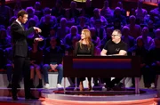 Moderator Kai Pflaume (l.) mit Rateteam-Kapitän Elton (r.) und der Schauspielerin Esther Schweins (2.v.r.).