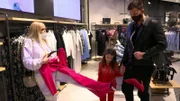 Morgen steht der große Videodreh zu Danielas und Lucas? neuem Lied "Sowas von verdient" an. Dafür ist die wichtigste Frage immer noch nicht geklärt: Was zieht Daniela nur an? Also müssen Daniela, Lucas und Sophia los, um das perfekte Outfit zu finden.