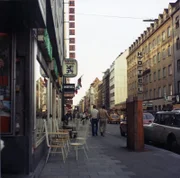 Die Schillerstraße mit Starkstrom-Anschlusskästen für den U-Bahnbau und die Zeit ab 1914 sind das Thema der Sendung.